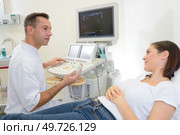 doctor preparing to perform ultrasound on female patient. Стоковое фото, агентство Ingram Publishing / Фотобанк Лори