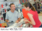 payment in the gadget shop. Стоковое фото, агентство Ingram Publishing / Фотобанк Лори