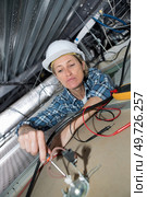woman working in a ceiling. Стоковое фото, агентство Ingram Publishing / Фотобанк Лори