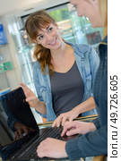seller assistant woman help purchaser choosing laptop computer. Стоковое фото, агентство Ingram Publishing / Фотобанк Лори