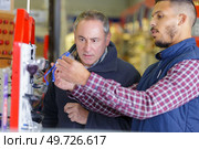 hardware store worker and buyer customer. Стоковое фото, агентство Ingram Publishing / Фотобанк Лори