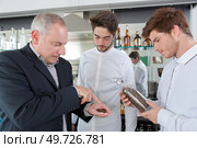 manager showing coffee beans to students. Стоковое фото, агентство Ingram Publishing / Фотобанк Лори