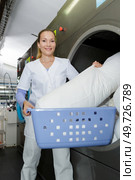smily woman working at an industrial laundry. Стоковое фото, агентство Ingram Publishing / Фотобанк Лори