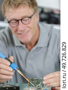 repairman working in technical support fixing computer laptop. Стоковое фото, агентство Ingram Publishing / Фотобанк Лори