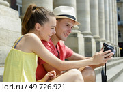 couple watching photos from travel on digital camera. Стоковое фото, агентство Ingram Publishing / Фотобанк Лори