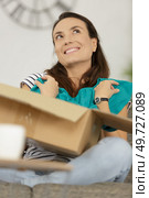 happy casual stylist showing her new t-shirt. Стоковое фото, агентство Ingram Publishing / Фотобанк Лори