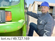 hard worker portrait next to his backhoe. Стоковое фото, агентство Ingram Publishing / Фотобанк Лори