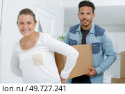 couple carrying a box together in appartment. Стоковое фото, агентство Ingram Publishing / Фотобанк Лори
