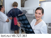 xray technician holding the result. Стоковое фото, агентство Ingram Publishing / Фотобанк Лори