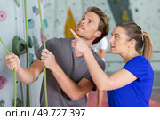 giving instructions to wall climber. Стоковое фото, агентство Ingram Publishing / Фотобанк Лори