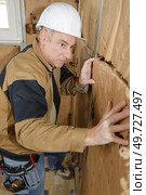 worker insulates the walls. Стоковое фото, агентство Ingram Publishing / Фотобанк Лори
