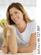 young adult woman o with happy face smiling eating apple. Стоковое фото, агентство Ingram Publishing / Фотобанк Лори