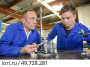 structure fitter observing the parts. Стоковое фото, агентство Ingram Publishing / Фотобанк Лори