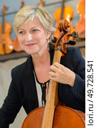 woman is playing the cello. Стоковое фото, агентство Ingram Publishing / Фотобанк Лори