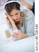 worried woman listeninng news on her phone. Стоковое фото, агентство Ingram Publishing / Фотобанк Лори