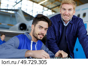 two mechanics in a hangar. Стоковое фото, агентство Ingram Publishing / Фотобанк Лори