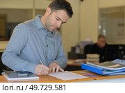 man signing documents at notary office. Стоковое фото, агентство Ingram Publishing / Фотобанк Лори