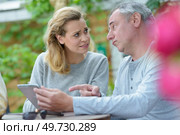 discussion on business issue outdoors. Стоковое фото, агентство Ingram Publishing / Фотобанк Лори
