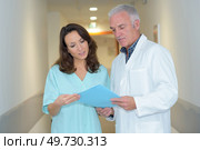 Medical workers in discussion in hospital corridor. Стоковое фото, агентство Ingram Publishing / Фотобанк Лори