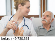 person hands measuring blood sugar with glucometer. Стоковое фото, агентство Ingram Publishing / Фотобанк Лори
