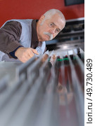 senior man factory employee at work. Стоковое фото, агентство Ingram Publishing / Фотобанк Лори