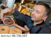 proud pastry chef in his confectionnery. Стоковое фото, агентство Ingram Publishing / Фотобанк Лори