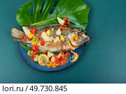 Fried tilapia fish with fruit on leaf background. Healthy food concept.. Roasted whole tilapia, Pla Pao Kluer. Стоковое фото, агентство Ingram Publishing / Фотобанк Лори