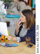 female designer in office working with colour samples. Стоковое фото, агентство Ingram Publishing / Фотобанк Лори