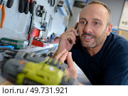 a mature man in workshop. Стоковое фото, агентство Ingram Publishing / Фотобанк Лори
