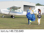 the skydivers preparing to jump. Стоковое фото, агентство Ingram Publishing / Фотобанк Лори