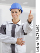 portrait of female tradesperson making thumbs up gesture. Стоковое фото, агентство Ingram Publishing / Фотобанк Лори