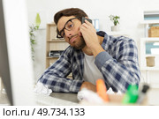 a tired freelancer talking phone. Стоковое фото, агентство Ingram Publishing / Фотобанк Лори