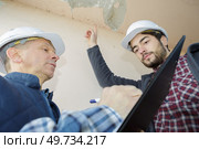 listing the areas of defects in the building. Стоковое фото, агентство Ingram Publishing / Фотобанк Лори
