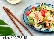Pomelo salad with shrimp, tomato cherry and lettuce on a plate.. Salad with pomelo, shrimp and greens. Стоковое фото, агентство Ingram Publishing / Фотобанк Лори