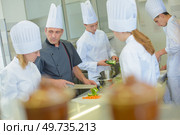 teacher and apprentices in cooking school. Стоковое фото, агентство Ingram Publishing / Фотобанк Лори