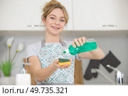 woman is doing the dishes. Стоковое фото, агентство Ingram Publishing / Фотобанк Лори