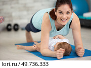young mother does physical yoga exercises together with her baby. Стоковое фото, агентство Ingram Publishing / Фотобанк Лори