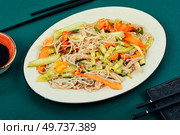 Vegetarian salad of enoki mushrooms or needle mushroom and vegetables. National Chinese food.. Salad with enoki or enokitake mushrooms. Стоковое фото, агентство Ingram Publishing / Фотобанк Лори