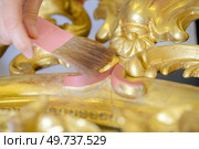 a mature male goldsmith conserving an old frame. Стоковое фото, агентство Ingram Publishing / Фотобанк Лори