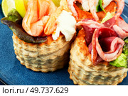 Appetizing tartlets or canapes with fish, shrimp and bacon.. Festive tartlets with fish, shrimp and bacon. Стоковое фото, агентство Ingram Publishing / Фотобанк Лори