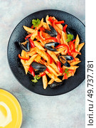 Macaroni vongole with Atlantic mussels, clams on a stylish dark plate. Seafood pasta with clams. Top view. Macaroni or pasta vongole with mussels. Стоковое фото, агентство Ingram Publishing / Фотобанк Лори