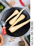 Raw and uncooked parsnips roots. Concept of healthy eating. Top view.. Whole raw parsnip roots. Стоковое фото, агентство Ingram Publishing / Фотобанк Лори