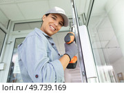 window setter installing the window. Стоковое фото, агентство Ingram Publishing / Фотобанк Лори