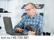 technician examining and repairing dslr camera. Стоковое фото, агентство Ingram Publishing / Фотобанк Лори