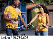 couple on bicycles stopped at sunny beach. Стоковое фото, агентство Ingram Publishing / Фотобанк Лори