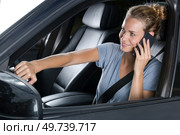 happy female inside of a car. Стоковое фото, агентство Ingram Publishing / Фотобанк Лори