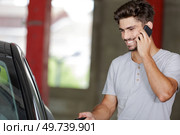 happy man on the phone opening car door. Стоковое фото, агентство Ingram Publishing / Фотобанк Лори
