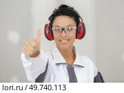 woman contractor worker cancelling headphones. Стоковое фото, агентство Ingram Publishing / Фотобанк Лори
