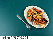 Winter garnish of baked parsnip root, carrots and garlic. Copy space.. Roasted root vegetables. Стоковое фото, агентство Ingram Publishing / Фотобанк Лори