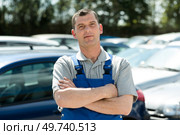 portrait of a mechanic man outdoors. Стоковое фото, агентство Ingram Publishing / Фотобанк Лори